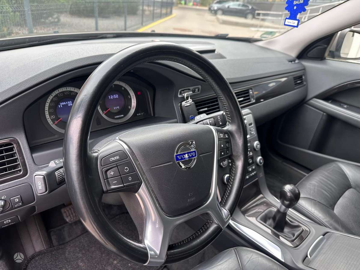Volvo V70 2010 — photo 14