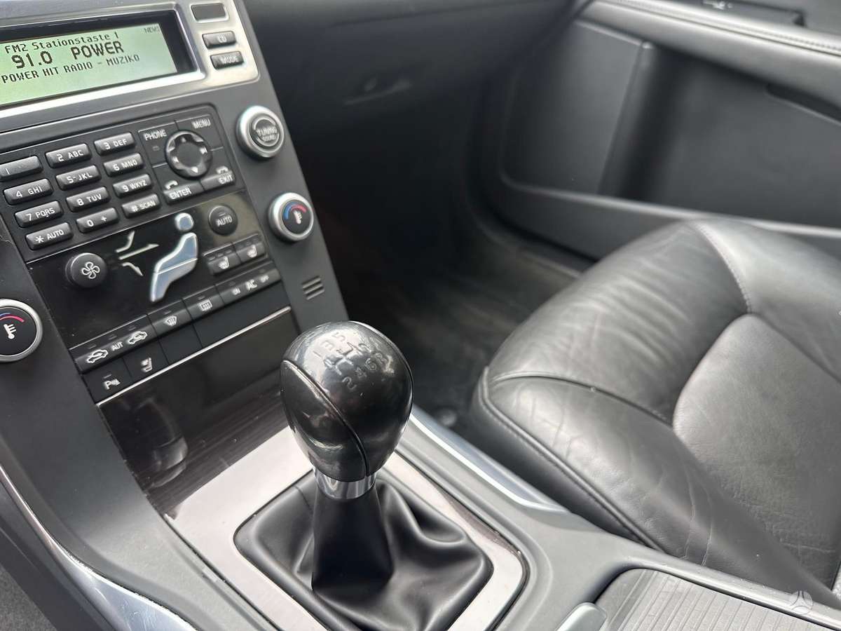 Volvo V70 2010 — photo 16