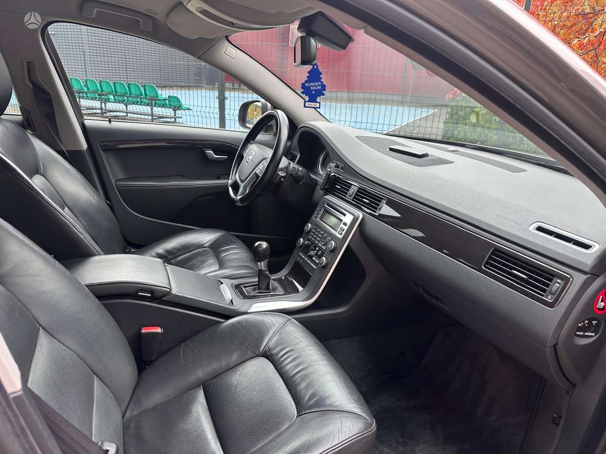 Volvo V70 2010 — photo 17