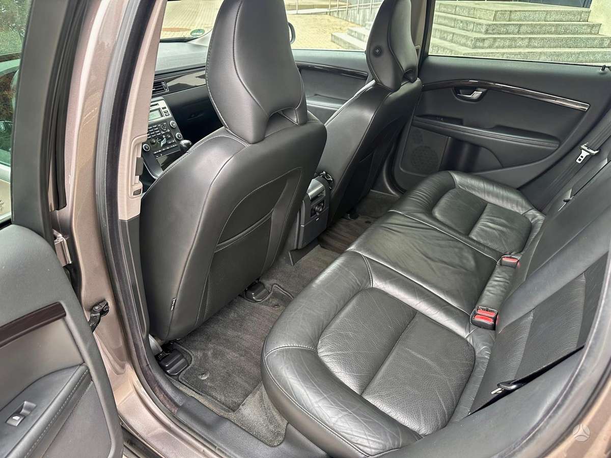 Volvo V70 2010 — photo 19