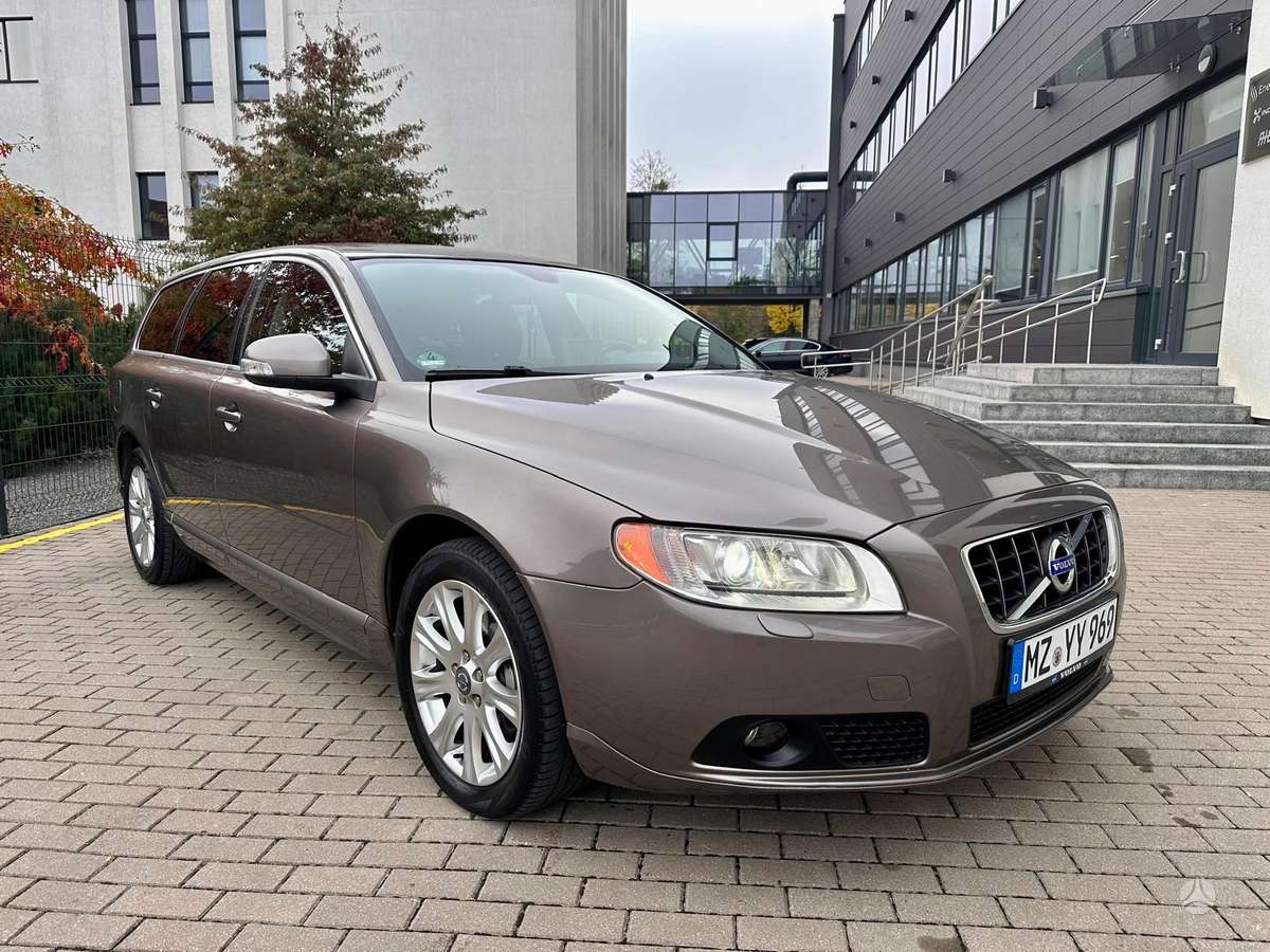 Volvo V70 2010 — rear view