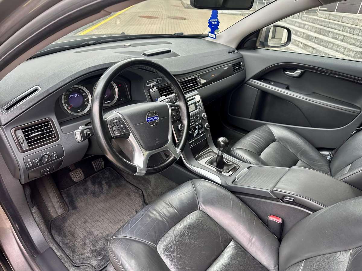 Volvo V70 2010 — photo 21