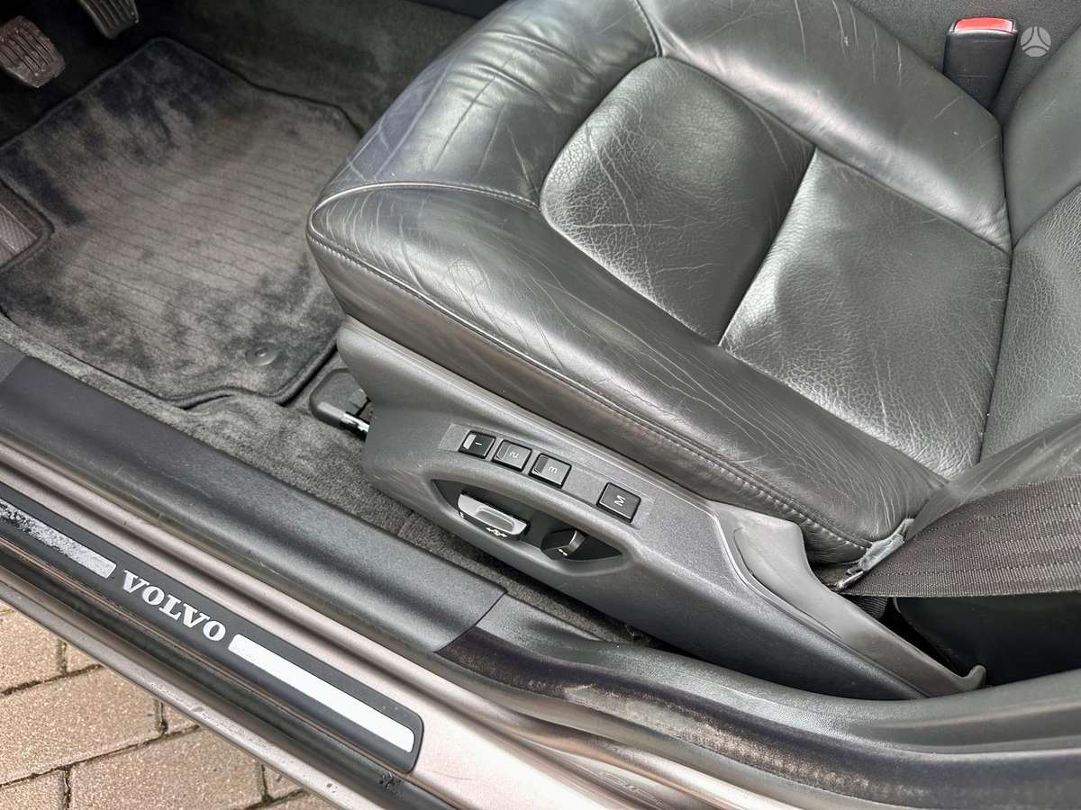Volvo V70 2010 — photo 22