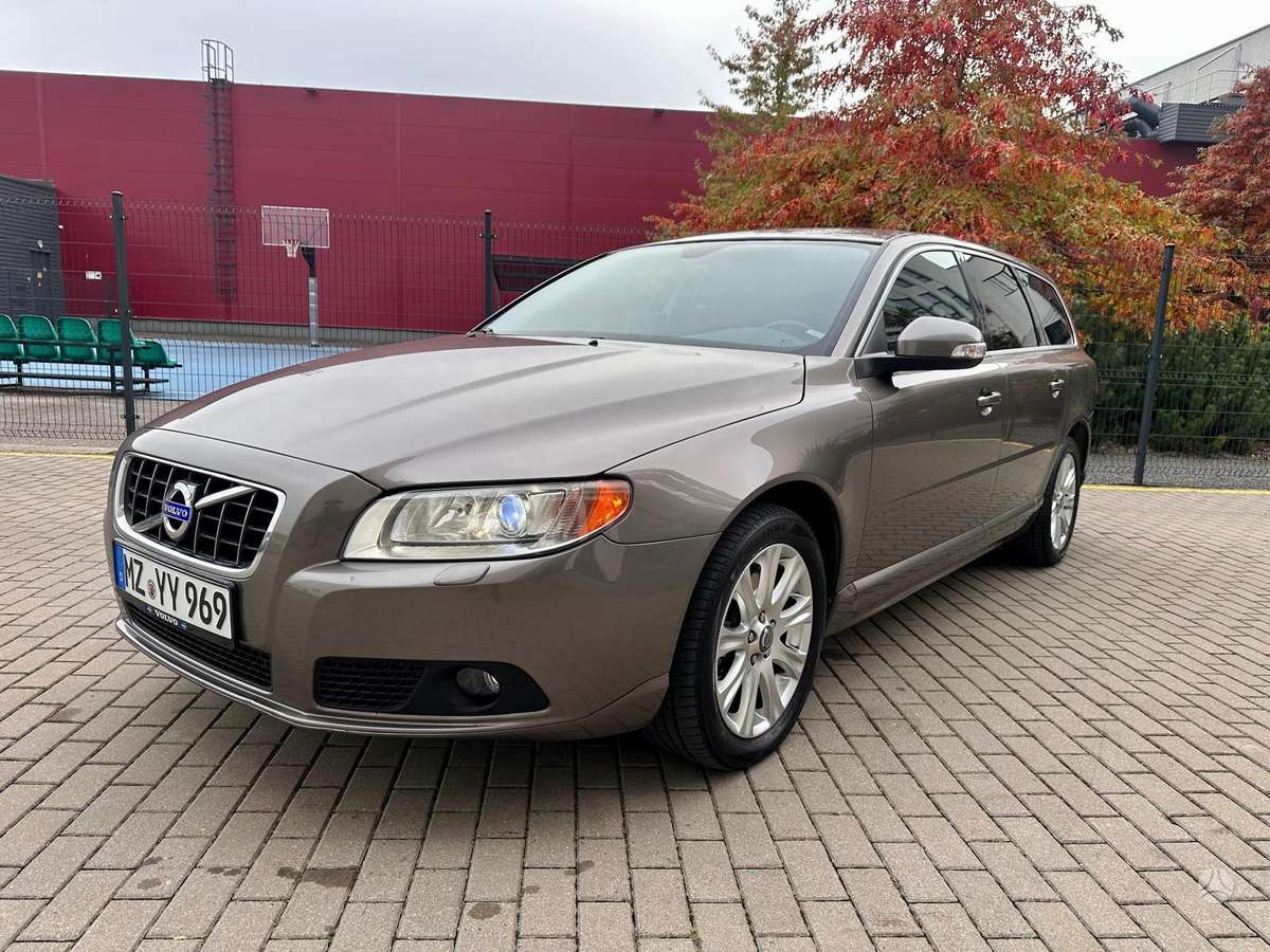 Volvo V70 2010 — interior