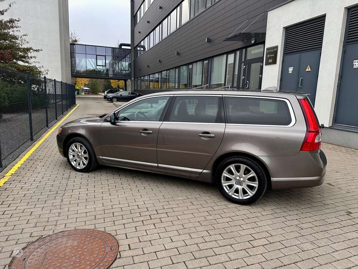 Volvo V70 2010 — photo 6