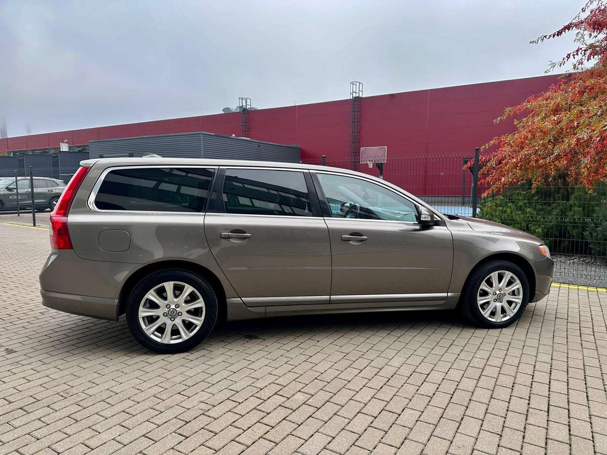 Volvo V70 2010 — photo 9