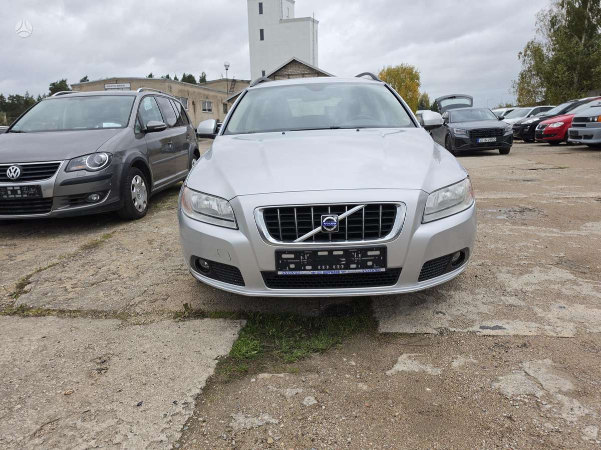 Volvo V70 2009 — rear view