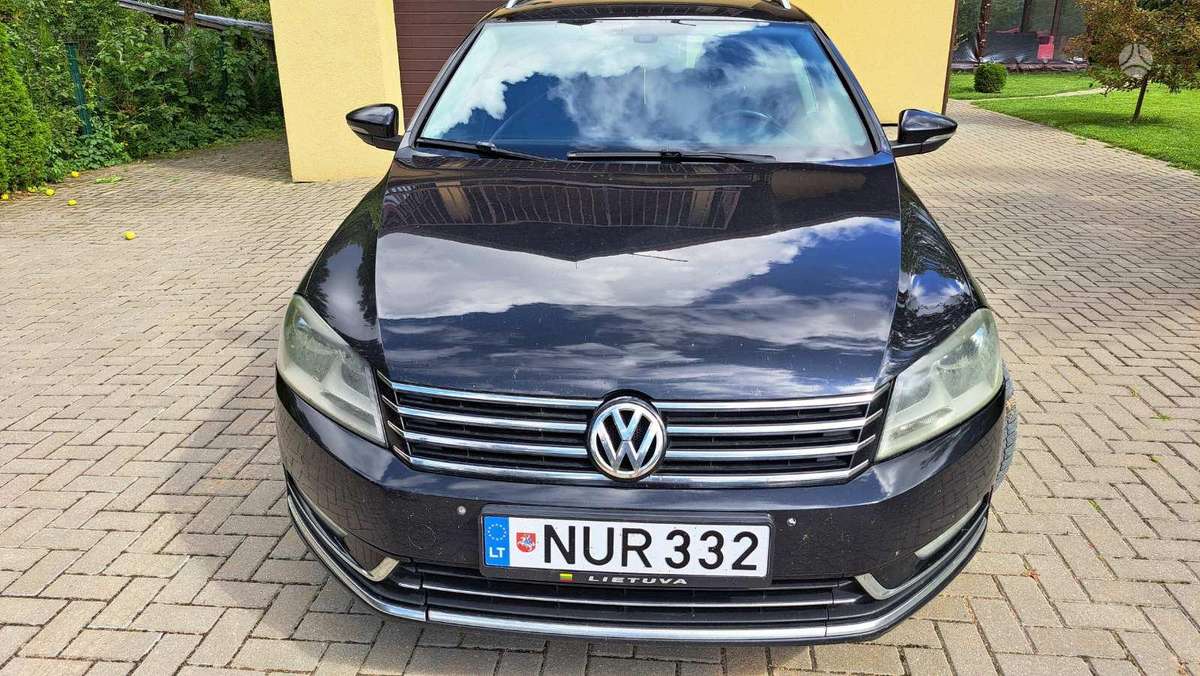 Volkswagen Passat 2012 — rear view
