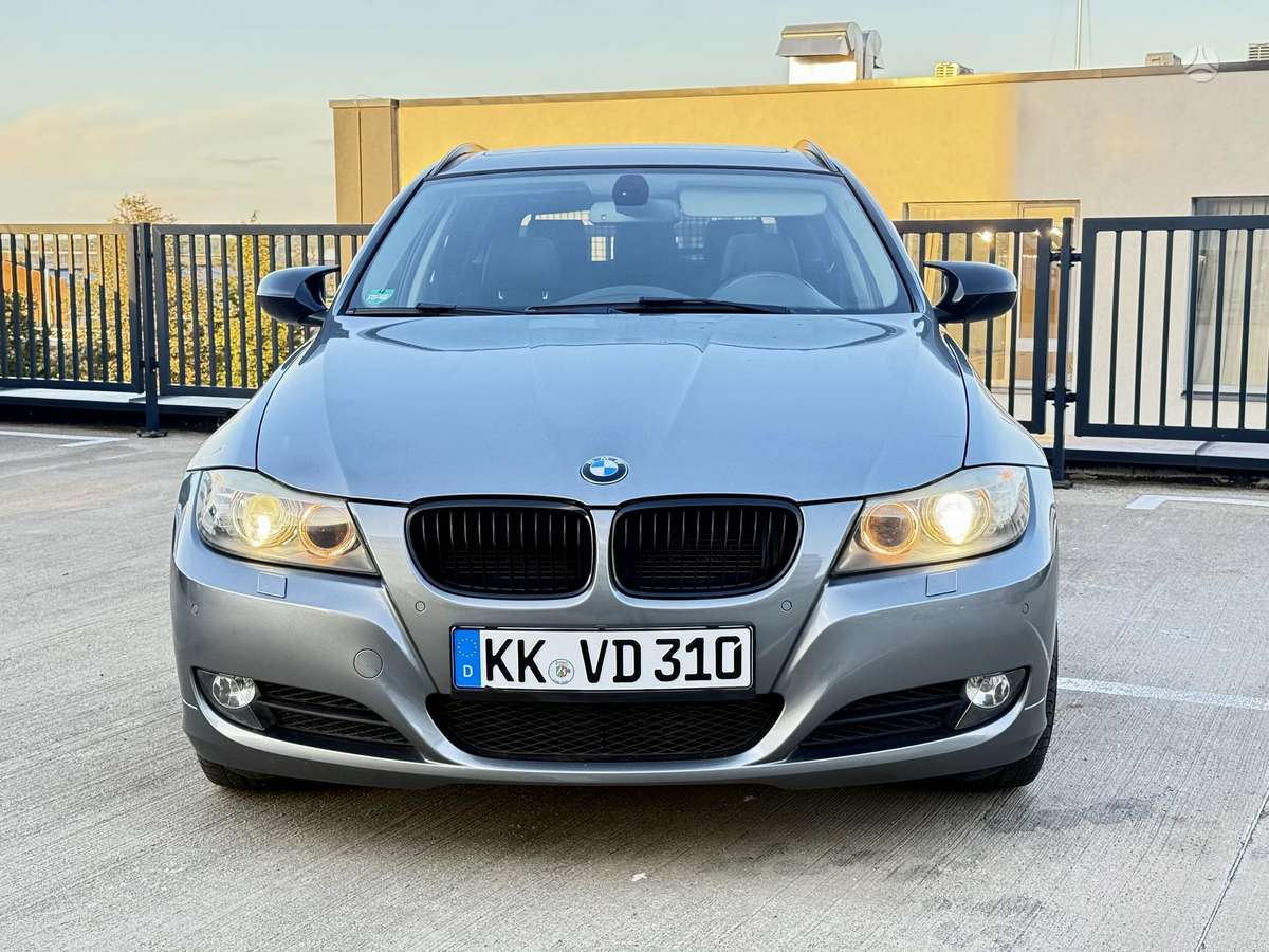 BMW 320 2010 — rear view