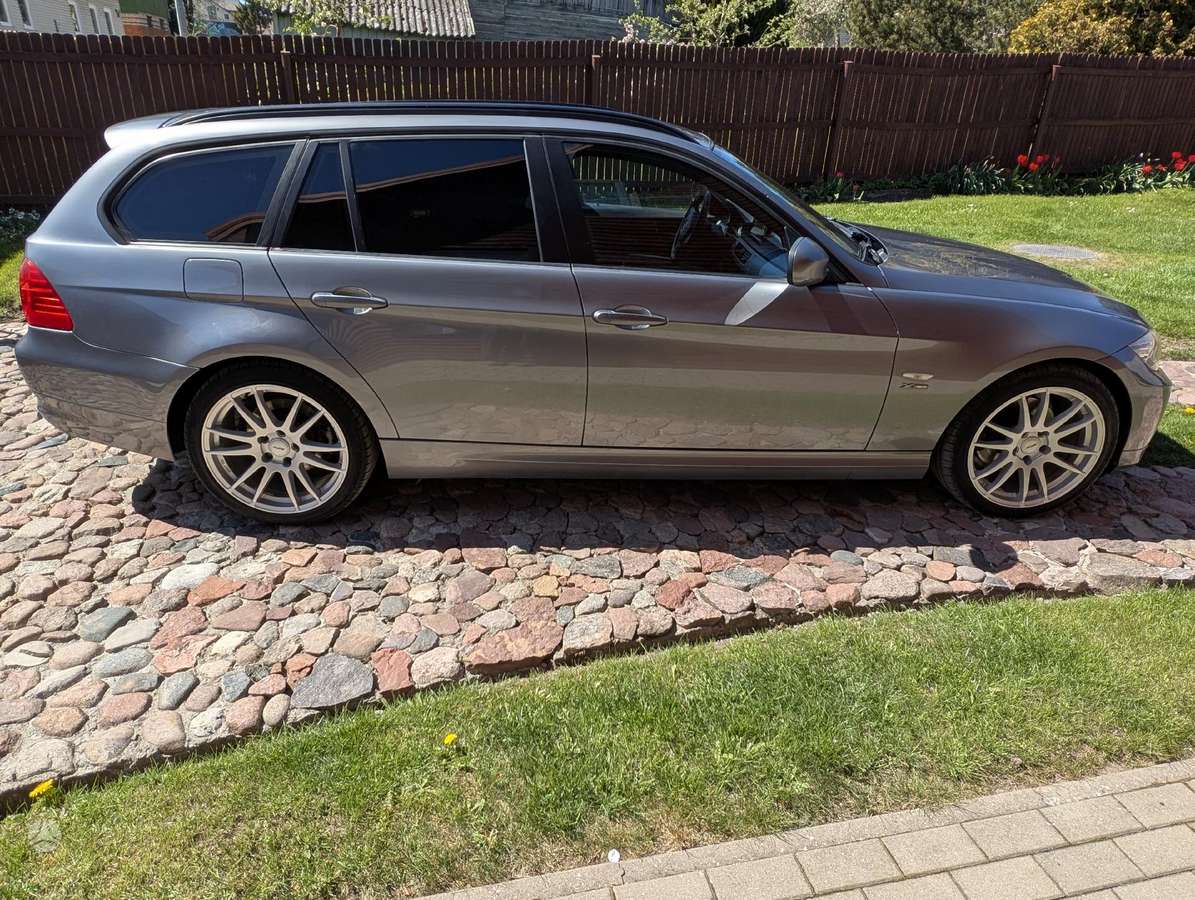 BMW 320 2012 — rear view