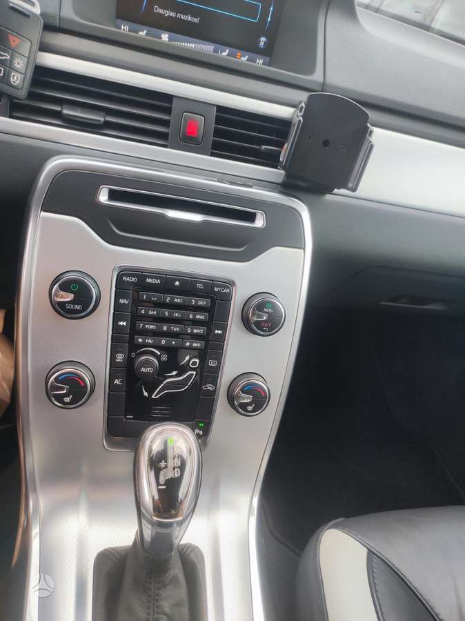 Volvo V70 2013 — photo 10