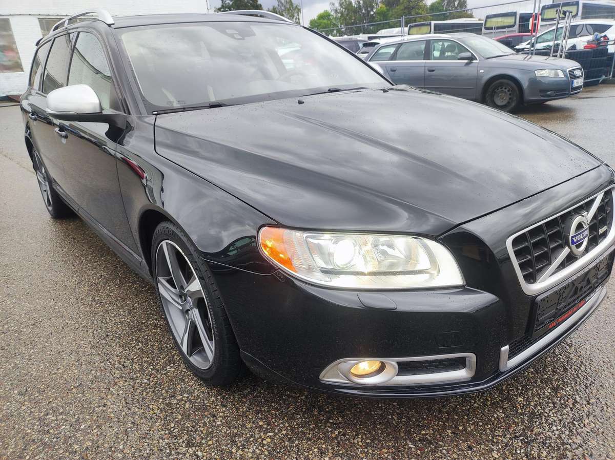 Volvo V70 2013 — rear view