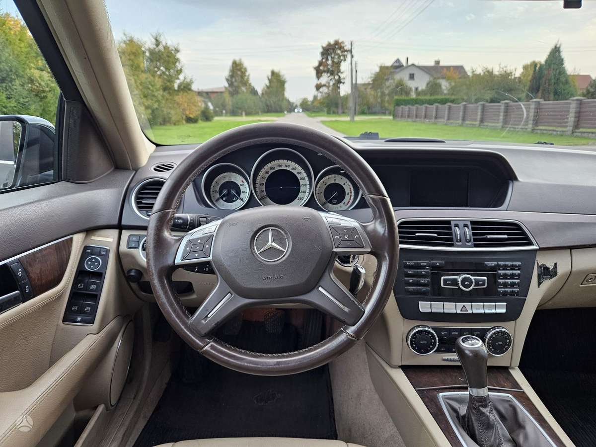 Mercedes-Benz C220 2013 — photo 14