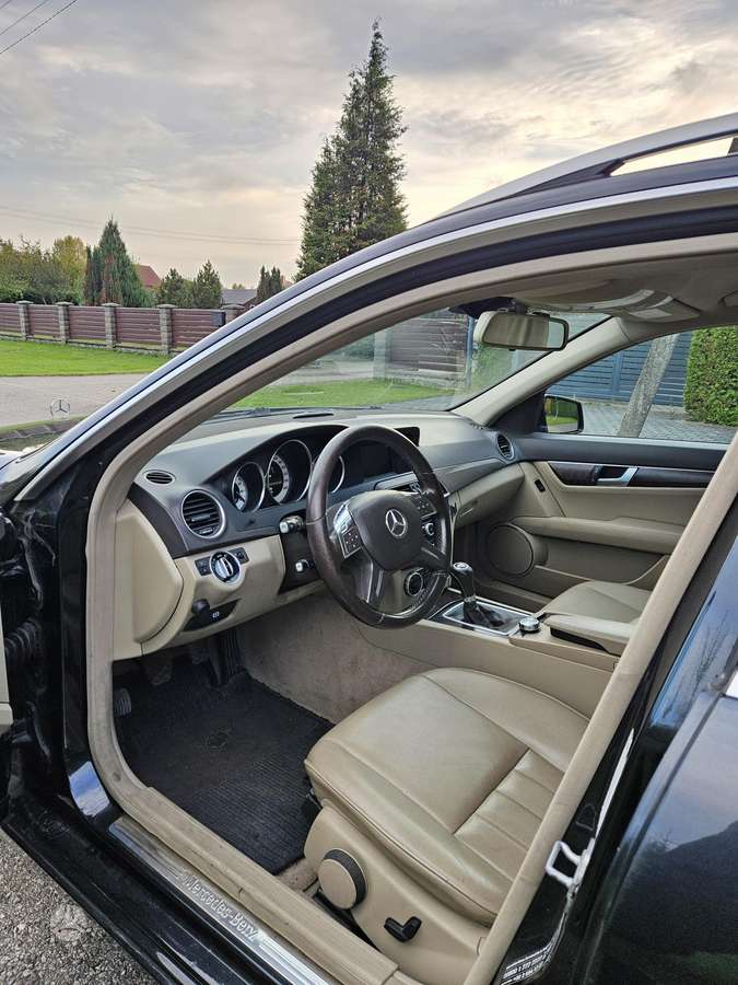 Mercedes-Benz C220 2013 — photo 15