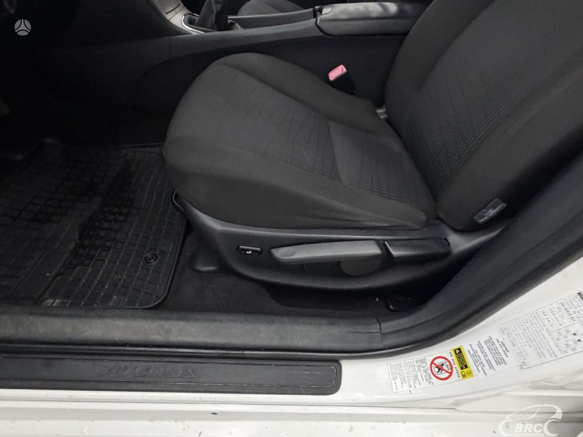Toyota Avensis 2010 — photo 22