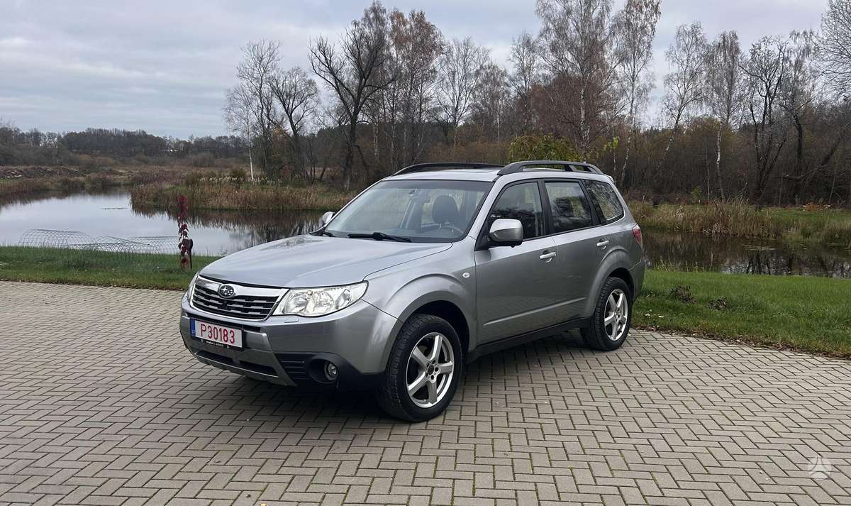 Subaru Forester 2010 — rear view