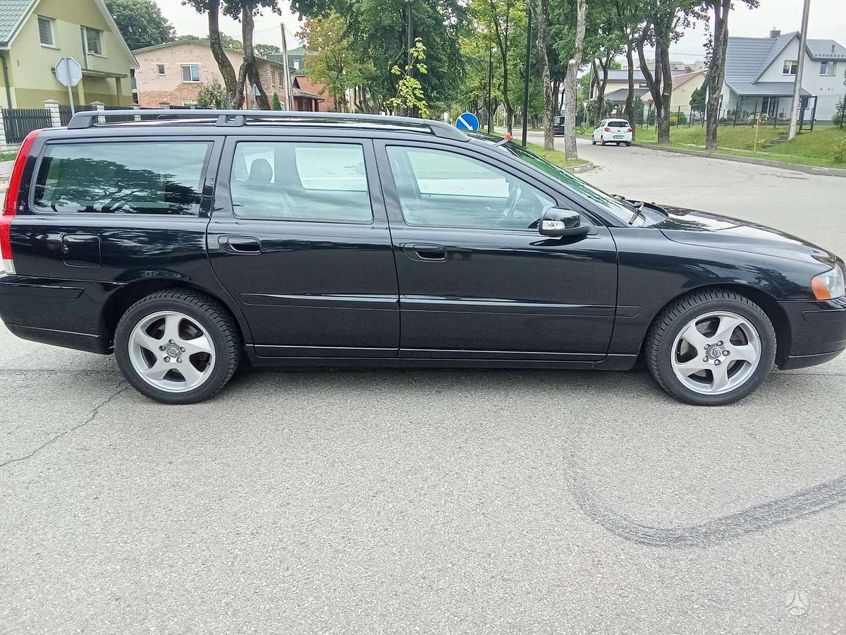 Volvo V70 2007 — rear view
