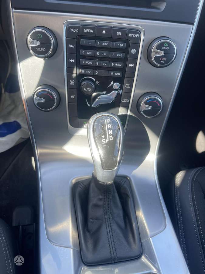 Volvo V60 2014 — photo 21