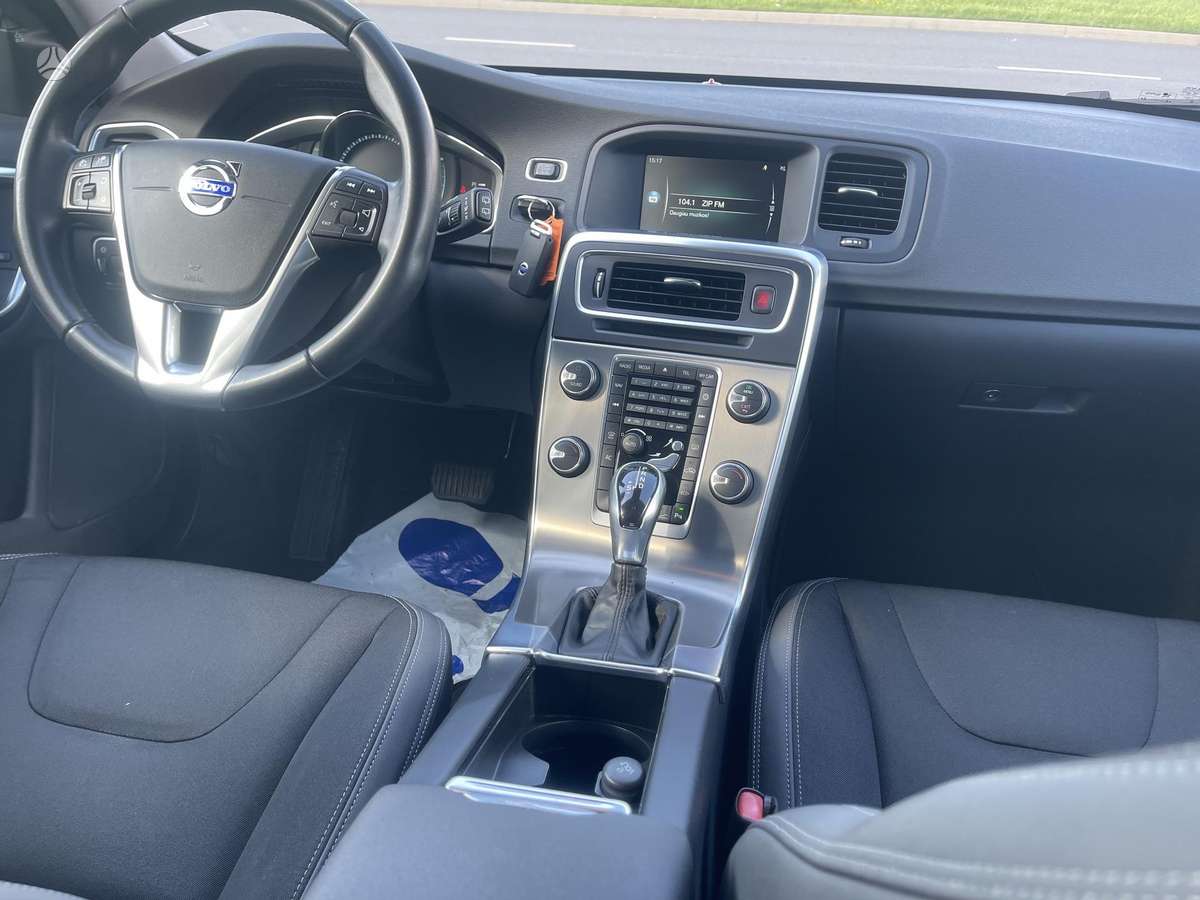 Volvo V60 2014 — photo 24