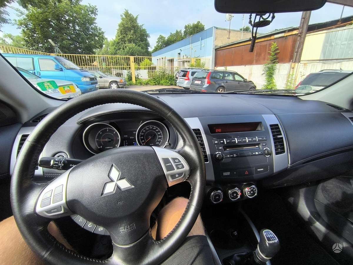 Mitsubishi Outlander 2011 — photo 16