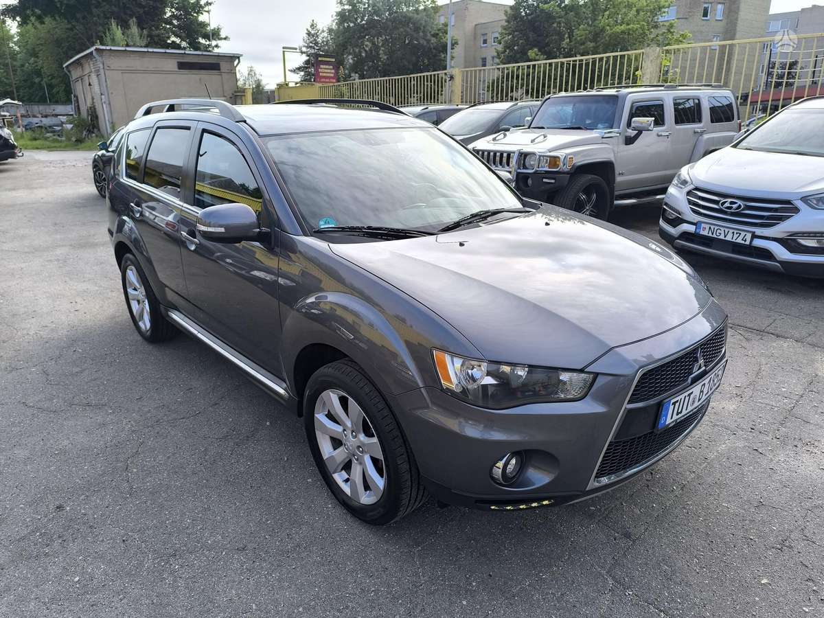 Mitsubishi Outlander 2011 — rear view
