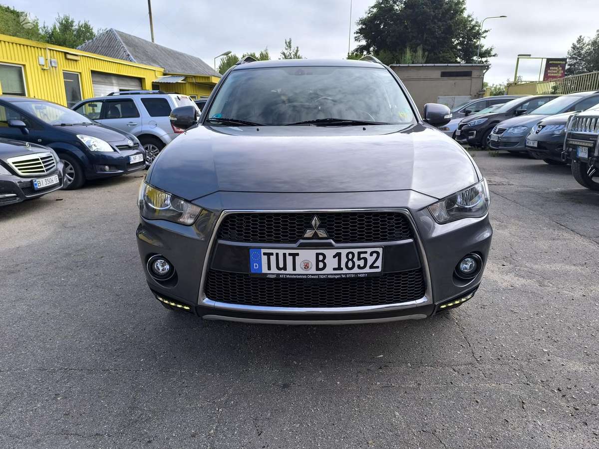 Mitsubishi Outlander 2011 — interior