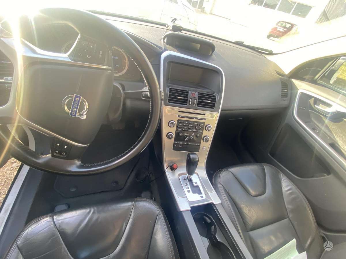Volvo XC60 2010 — photo 10