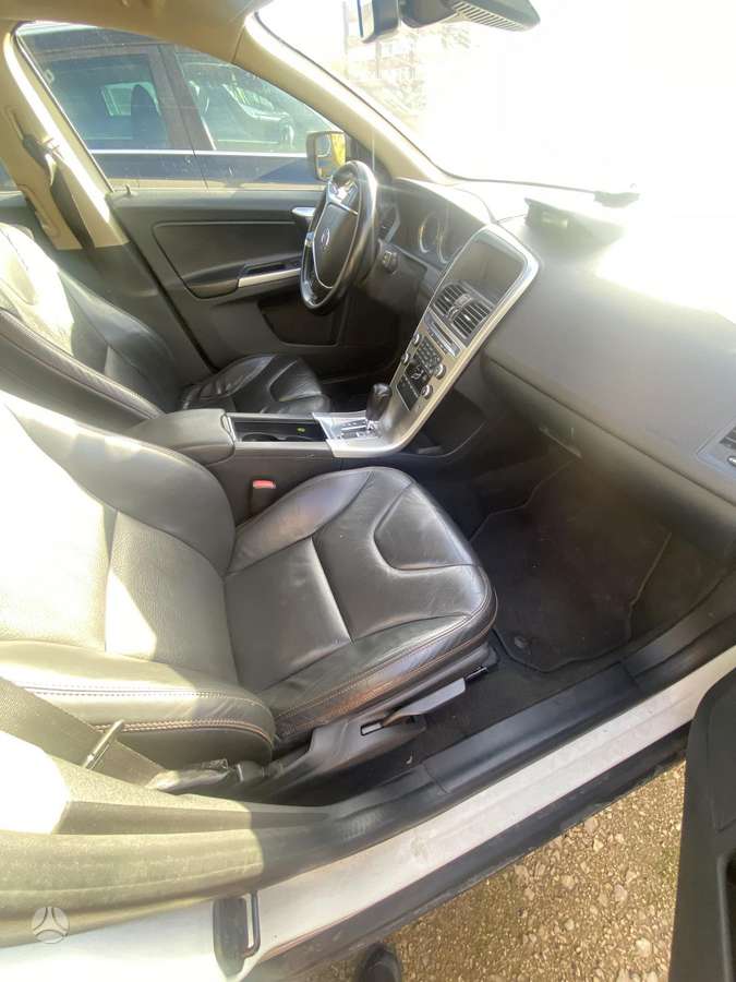 Volvo XC60 2010 — photo 12