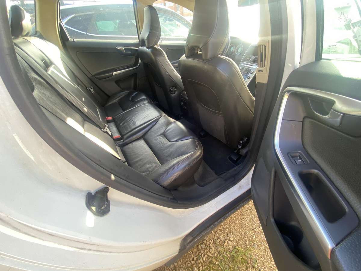 Volvo XC60 2010 — photo 13