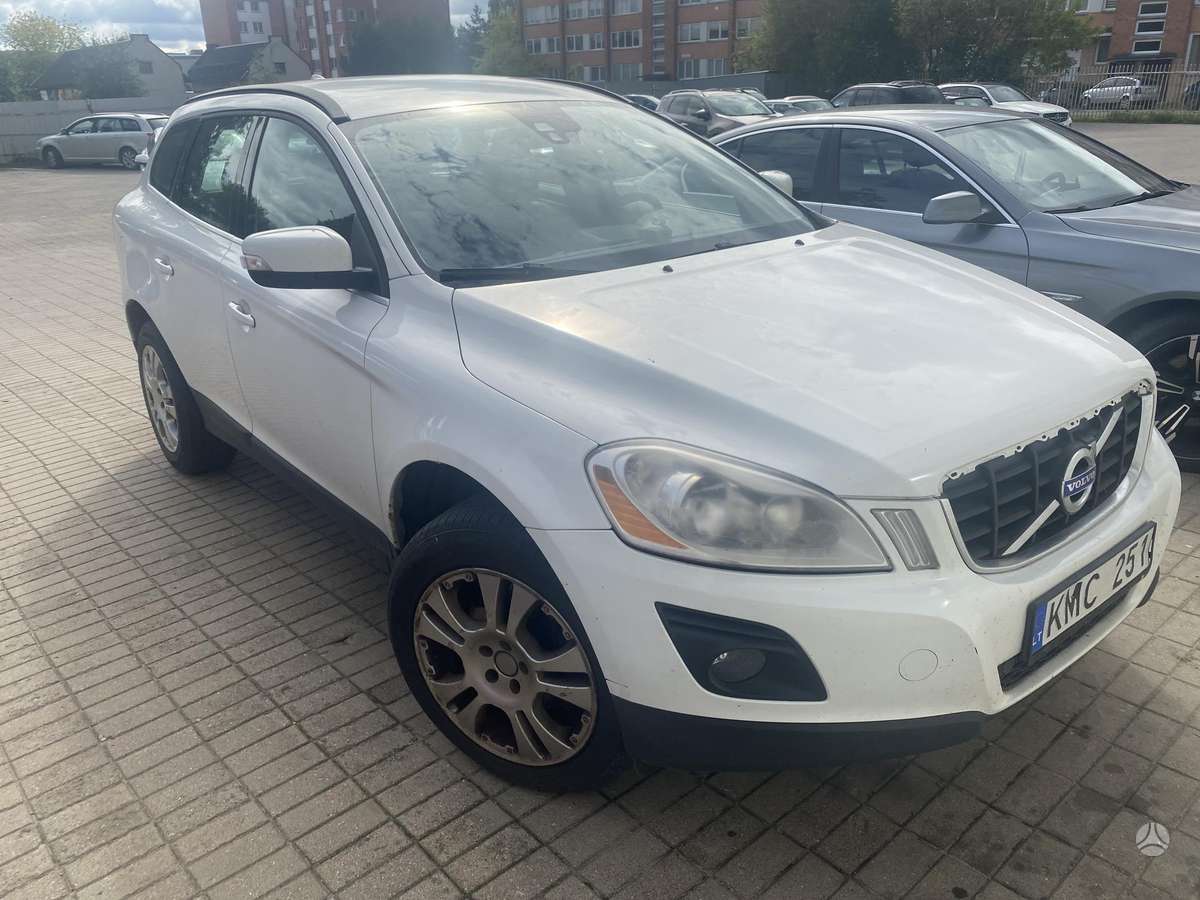 Volvo XC60 2010 — rear view