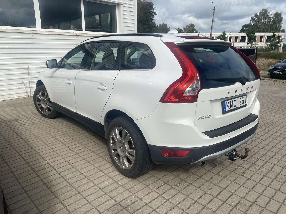 Volvo XC60 2010 — engine 2400 cm³, 205 HP (151kW)