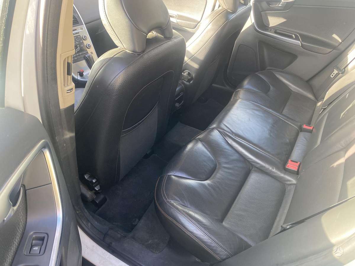 Volvo XC60 2010 — photo 7