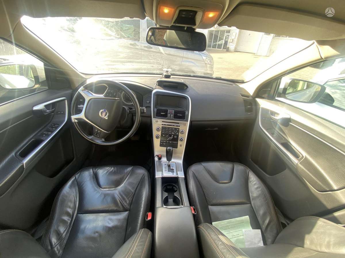 Volvo XC60 2010 — photo 8