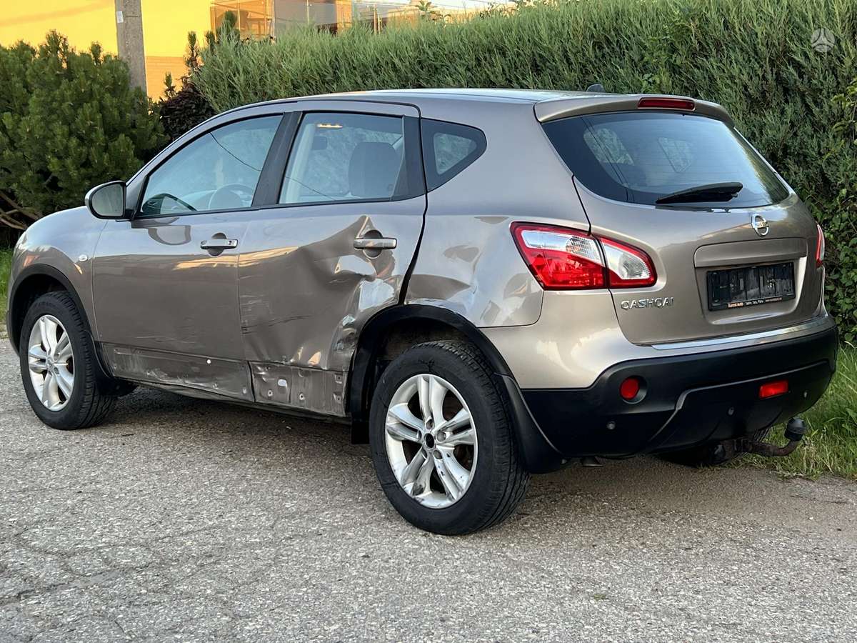 Nissan Qashqai 2011 — rear view