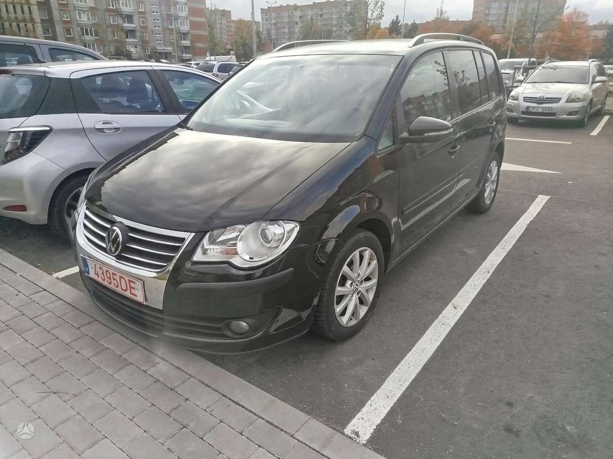 Volkswagen Touran 2010 — вигляд ззаду