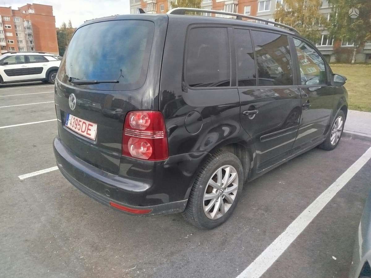 Volkswagen Touran 2010 — салон