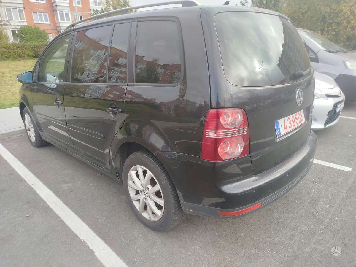 Volkswagen Touran 2010 — двигун 1968 cm³, 140 HP (103kW)