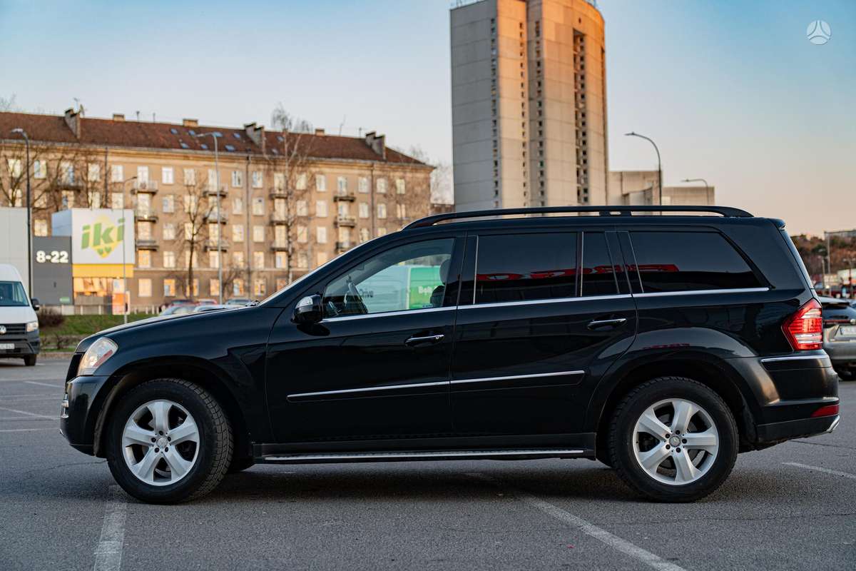 Mercedes-Benz GL450 2009 — engine 4663 cm³, 340 HP (250kW)