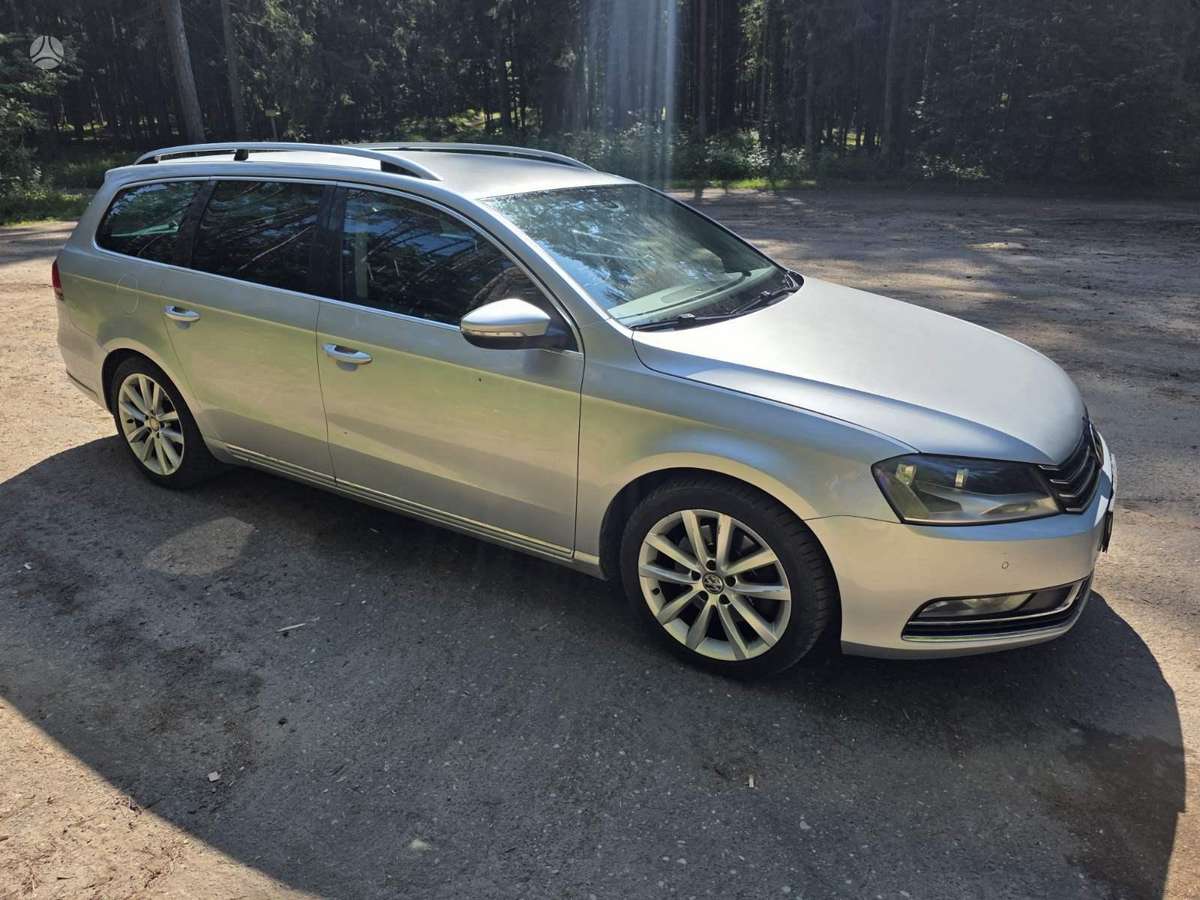 Volkswagen Passat 2011 — rear view
