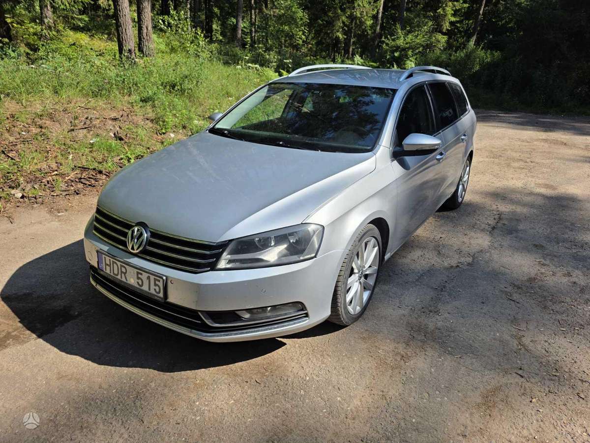 Volkswagen Passat 2011 — interior