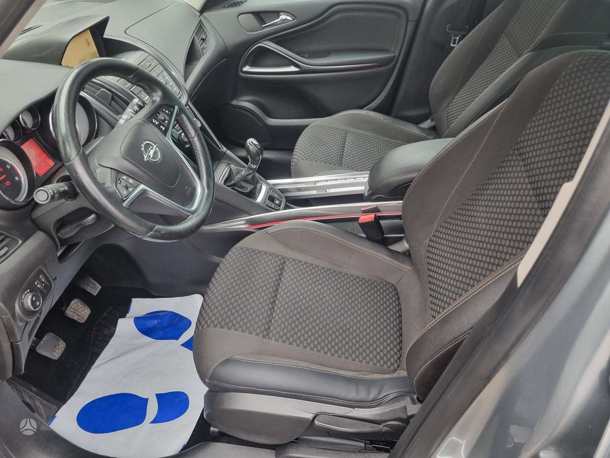 Opel Zafira 2015 — photo 17