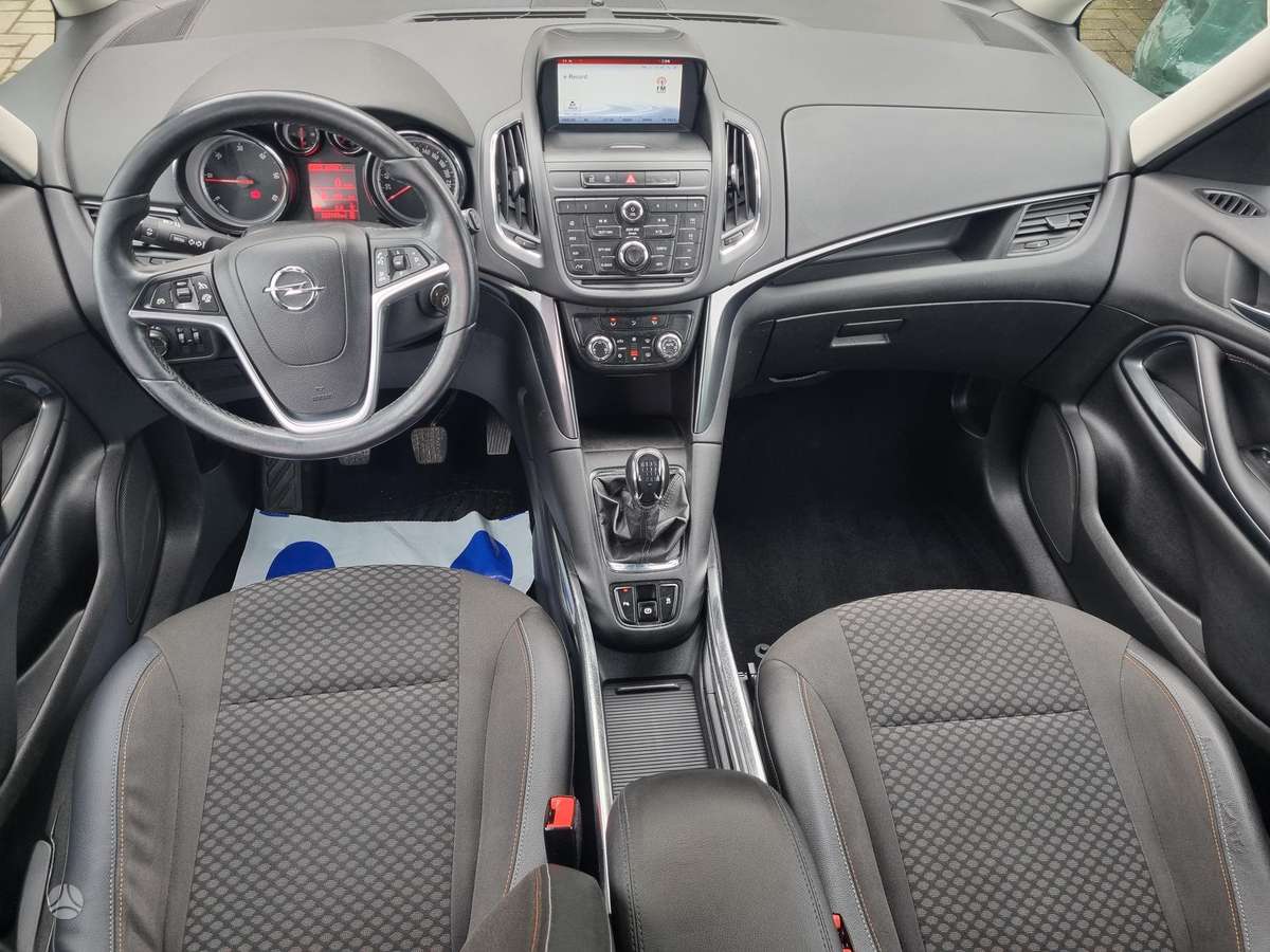 Opel Zafira 2015 — photo 18