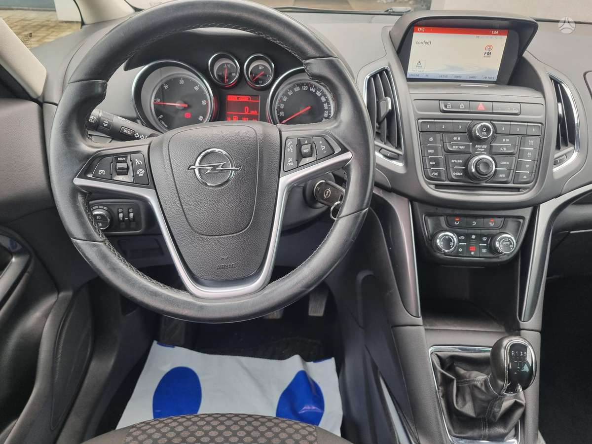 Opel Zafira 2015 — photo 19