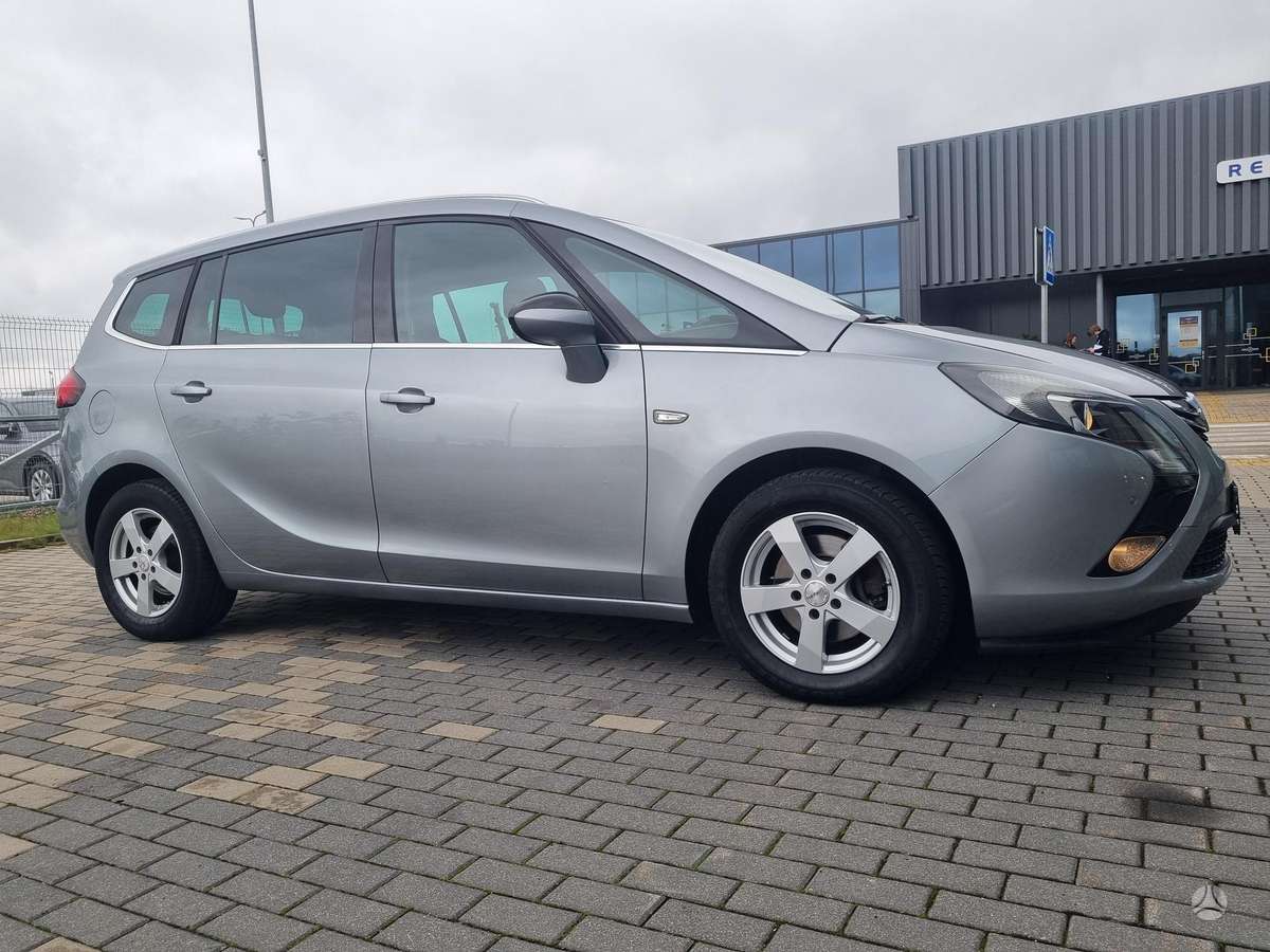 Opel Zafira 2015 — rear view