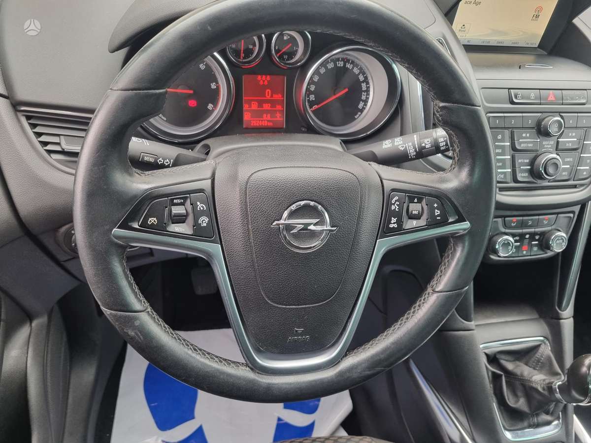Opel Zafira 2015 — photo 20