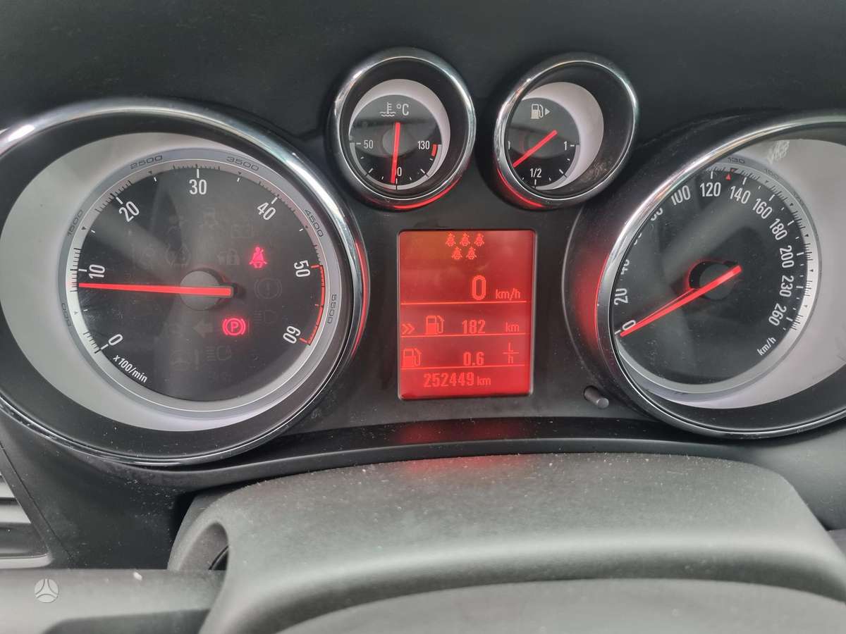 Opel Zafira 2015 — photo 21