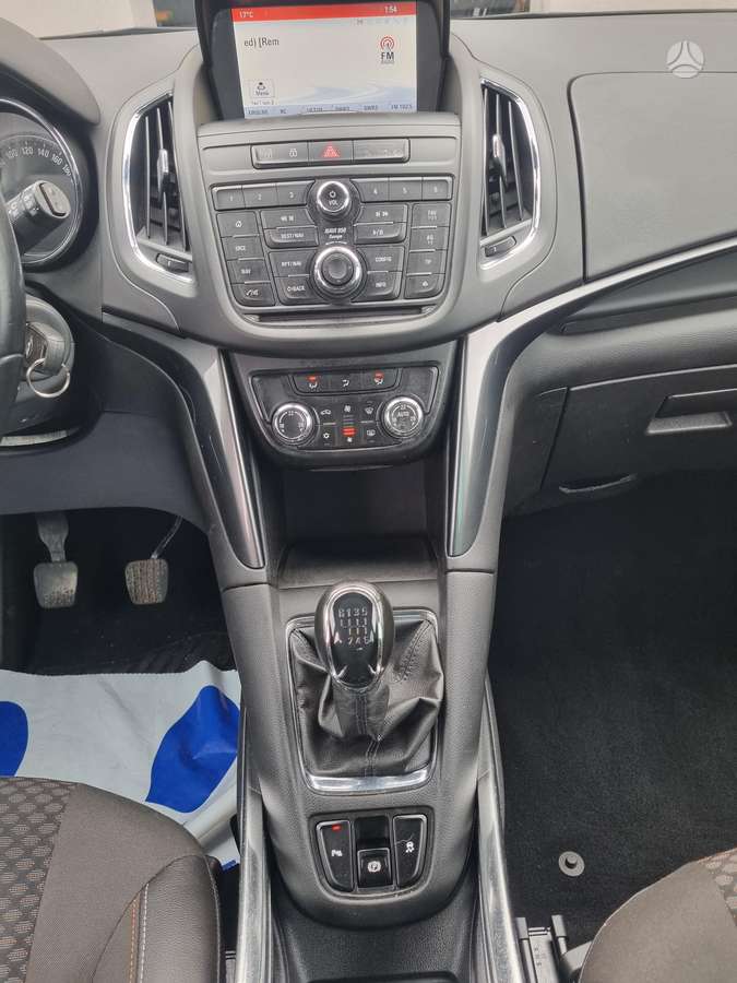 Opel Zafira 2015 — photo 23