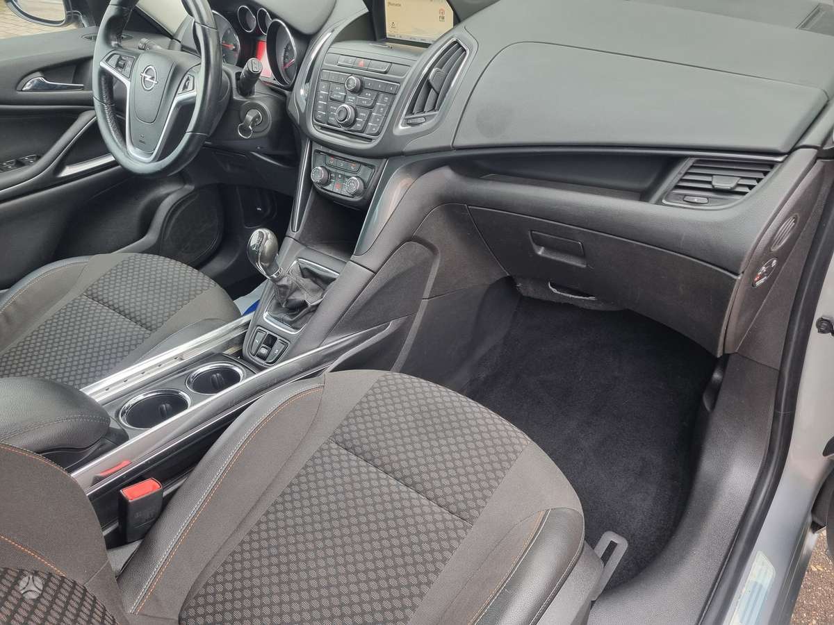 Opel Zafira 2015 — photo 24