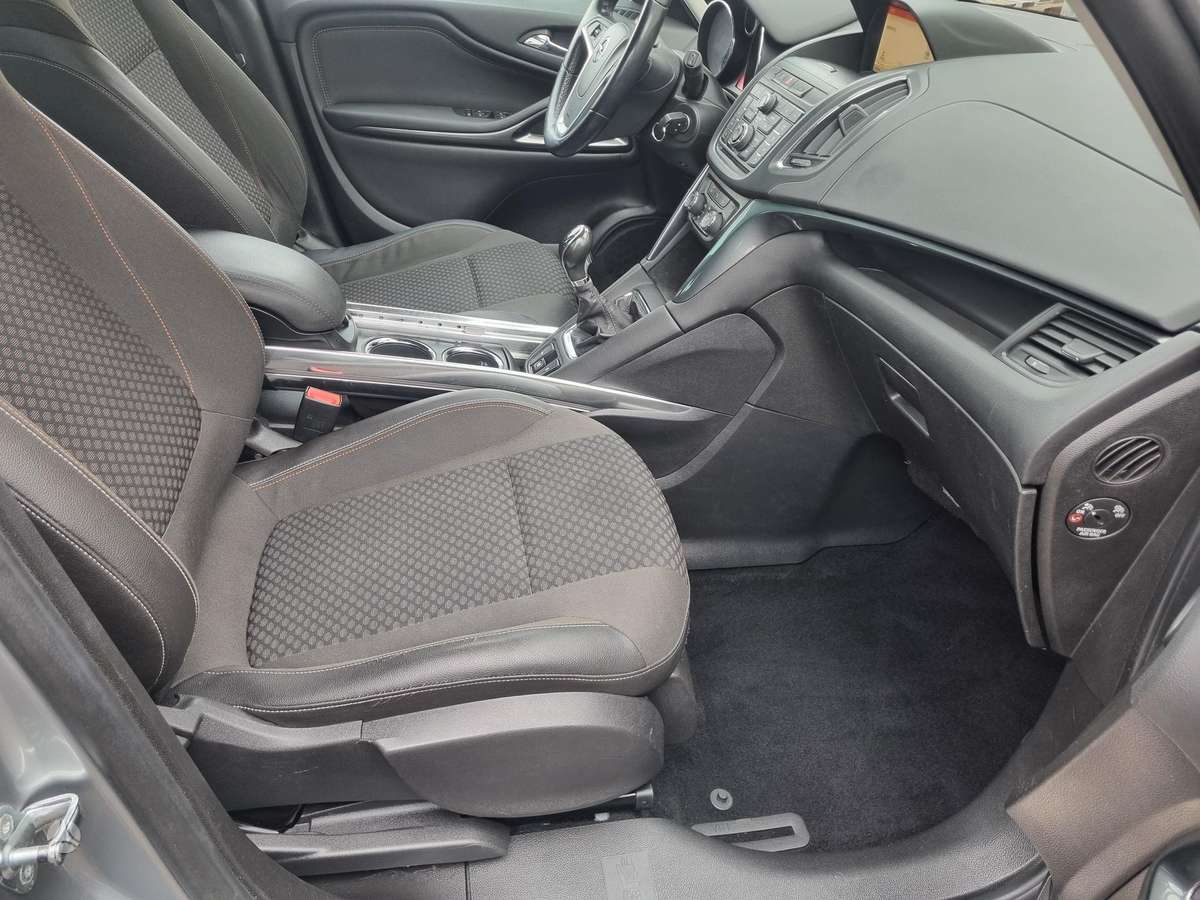 Opel Zafira 2015 — photo 25