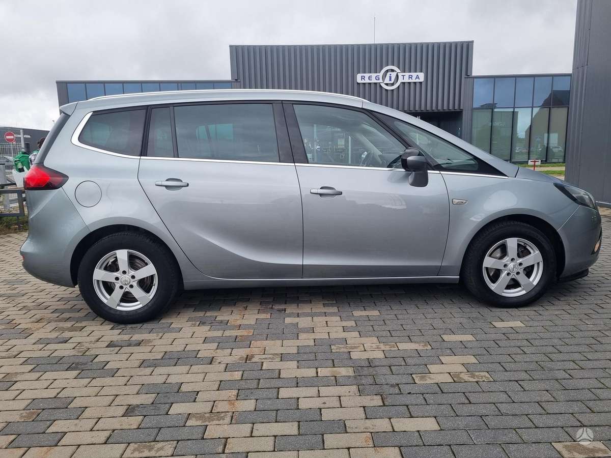 Opel Zafira 2015 — interior